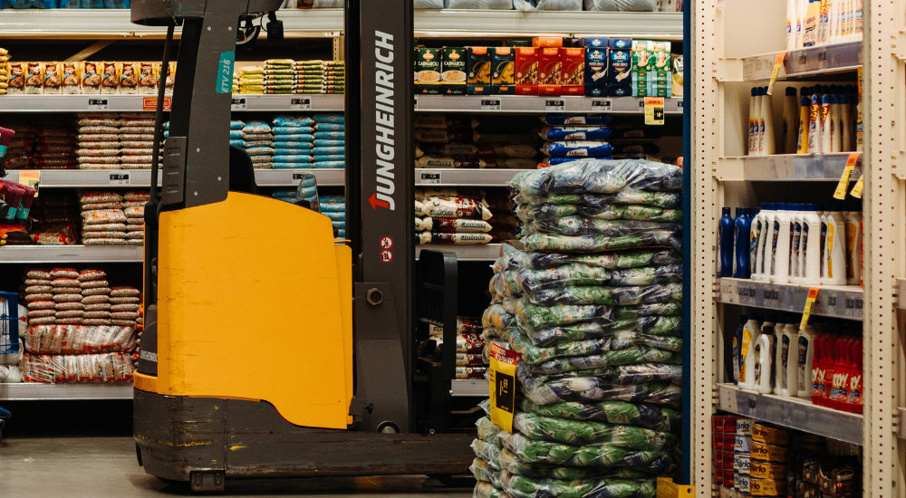 Material flow schemes in warehouses